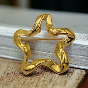 Open Star Brooch Vintage Twist Ribbon Gold Tone Modernist Chunky Minimalist Pin